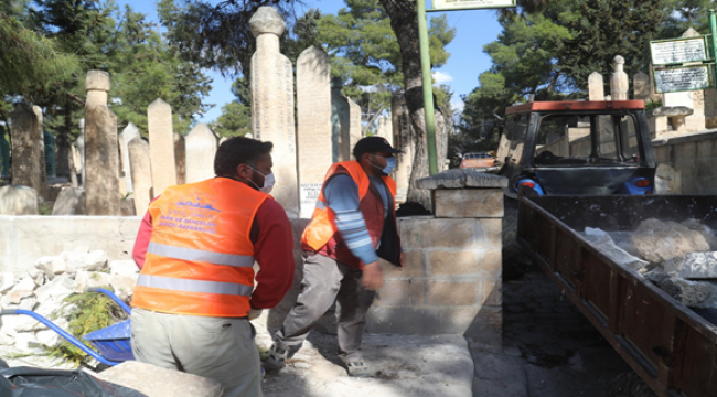 Mezarlıklarda Ramazan öncesi temizlik ve bakım çalışmaları gerçekleştirildi