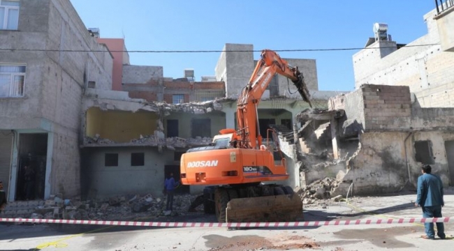 Şanlıurfa'da binalar tek tek yıkıldı!