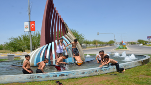 Şanlıurfa'da sıcaktan bunalan çocuklar süs havuzlarına hücum etti 