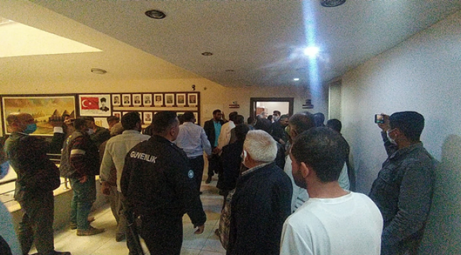Şanlıurfalı çiftçiler DSİ'yi bastı