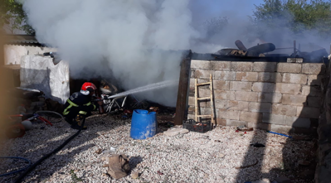 Urfa'da odunluk yangını