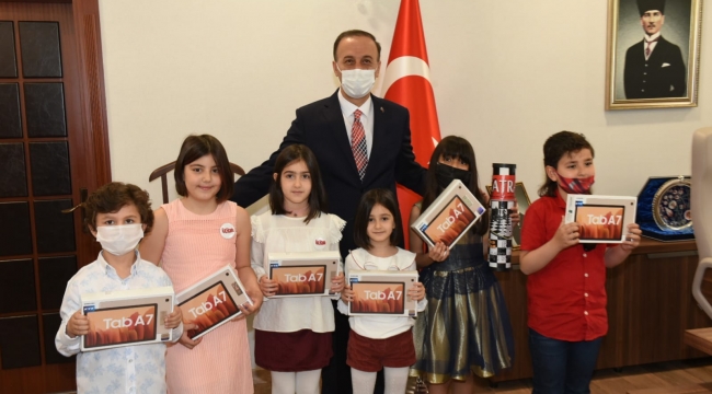   Vali Erin, Makamını Çocuklara Devretti