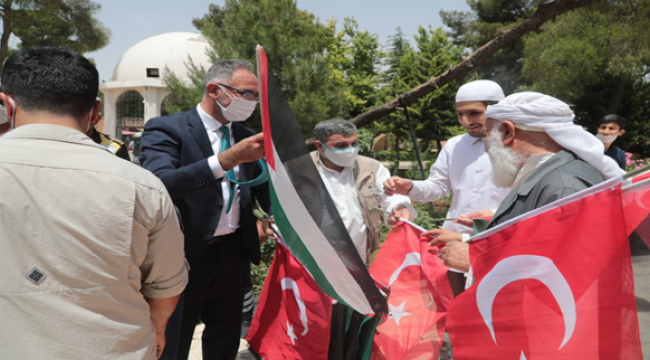 Başkan Kuş, Vatandaşlara Türk Ve Filistin Bayrağı Dağıttı