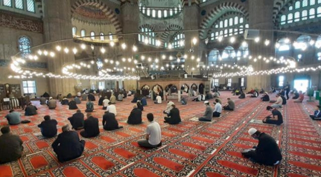 Bayram namazı camilerde kılınabilecek mi! 