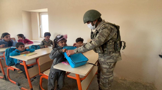Mehmetçik'ten Barış Pınarı bölgesindeki çocuklara yardım eli