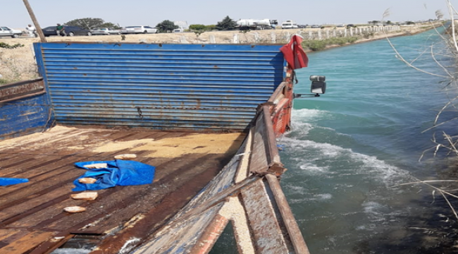 Şanlıurfa'da buğday yüklü kamyon sulama kanalını düştü