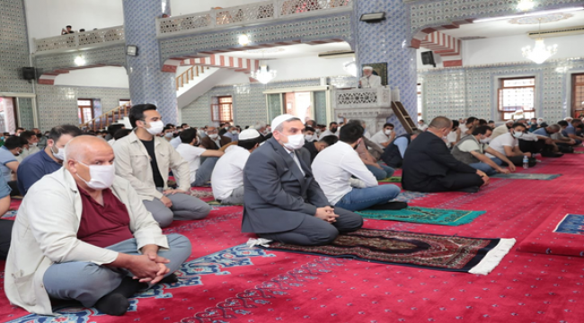 Şanlıurfa'da sosyal mesafeli bayram namazı kılındı