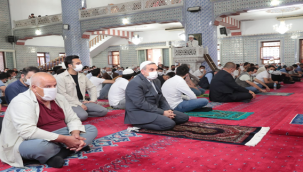 Şanlıurfa'da sosyal mesafeli bayram namazı kılındı