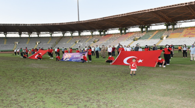  Tüm Türkiye'de Saat 19.19'da İstiklal Marşı Okundu