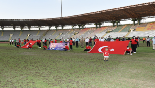  Tüm Türkiye'de Saat 19.19'da İstiklal Marşı Okundu