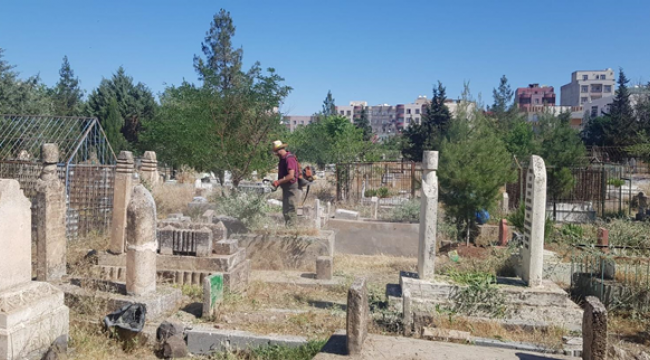 Viranşehir'de mezarlıklar bayrama hazır