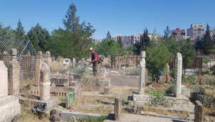 Viranşehir'de mezarlıklar bayrama hazır