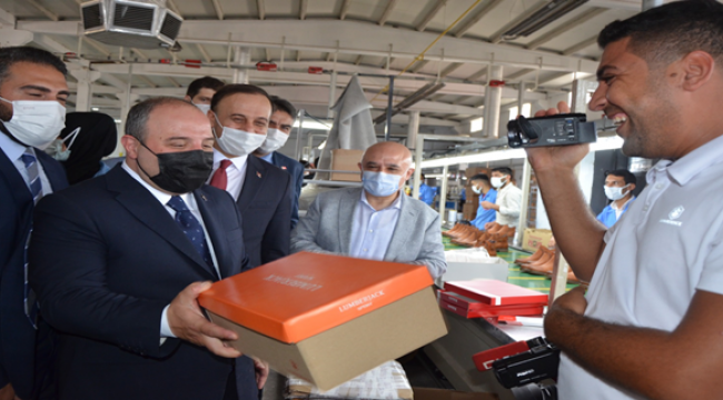 Bakan Gazeteciye Ayakkabı hediye etti 