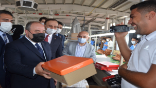 Bakan Gazeteciye Ayakkabı hediye etti 