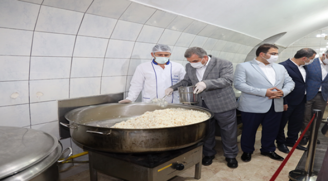 Başkanlar aşevinde elleriyle yemek dağıttı