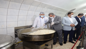 Başkanlar aşevinde elleriyle yemek dağıttı