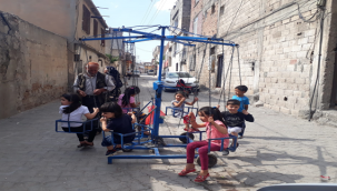 Ekmeğini 'seyyar salıncak'tan kazanıyor