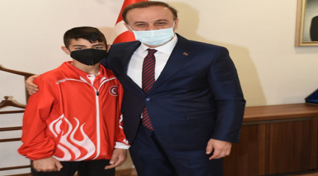  Genç Şampiyon Başarısını Vali Erin'le Paylaştı