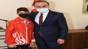  Genç Şampiyon Başarısını Vali Erin'le Paylaştı