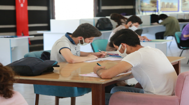 Gençler, Eyyübiye Belediyesi İle Sınavlara Hazırlanıyor
