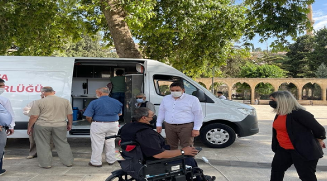 Mobil Aşı Aracı Urfa'da  Aşıları Vatandaşın Ayağına Götürüyor