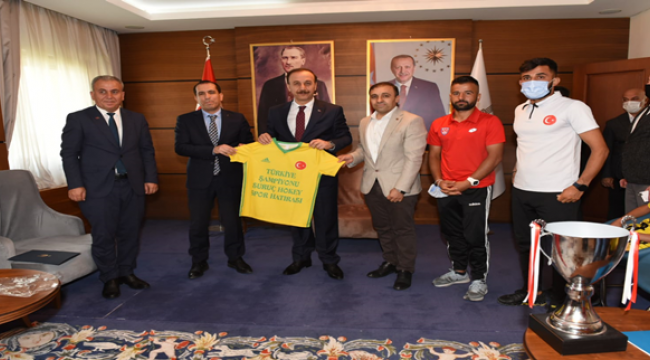 Süper Lige Çıkan Suruç Hokey Takımı Vali Erin'i Ziyaret Etti