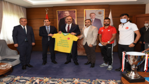 Süper Lige Çıkan Suruç Hokey Takımı Vali Erin'i Ziyaret Etti