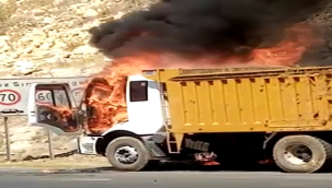 Urfa'da seyir halindeki kamyon alev aldı