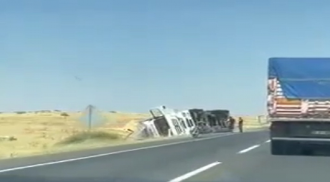 Urfa'da tır devrildi