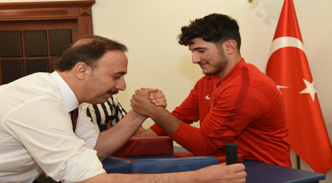 Vali Erin, Şampiyon Sporcuyla Bilek Güreşi Yaptı