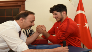 Vali Erin, Şampiyon Sporcuyla Bilek Güreşi Yaptı