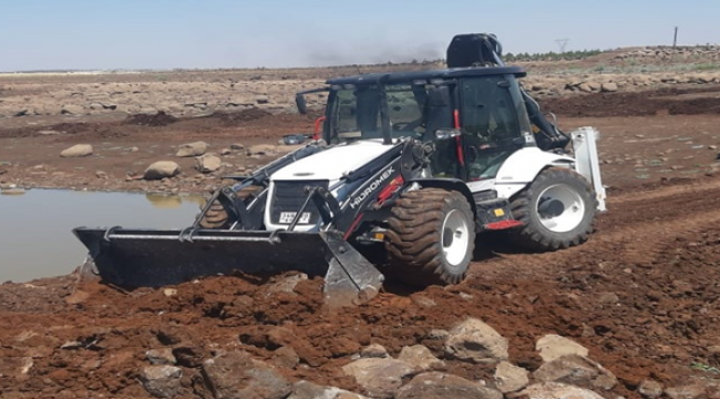 Viranşehir'de Balıklar ölmesin diye kuyudan Gölete su takviyesi