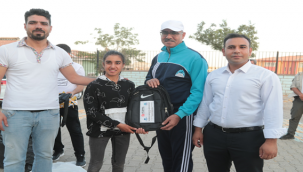 Başkan Kuş, Öğrencilere Eğitim Seti Ve Spor Malzemesi Dağıttı