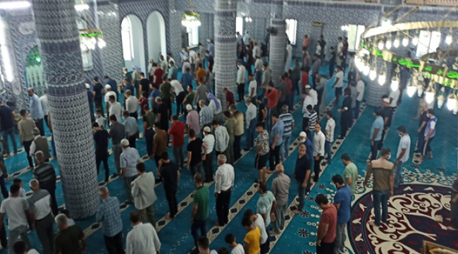 Şanlıurfa'da camilerde bayram namazı coşkusu