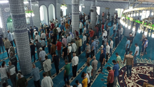 Şanlıurfa'da camilerde bayram namazı coşkusu