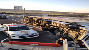 Şanlıurfa'da tır devrildi, baba oğul hayatını kaybetti
