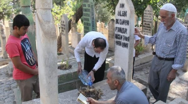 Şanlıurfa'da vatandaşlar mezarlıklara akın etti