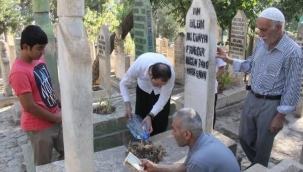 Şanlıurfa'da vatandaşlar mezarlıklara akın etti