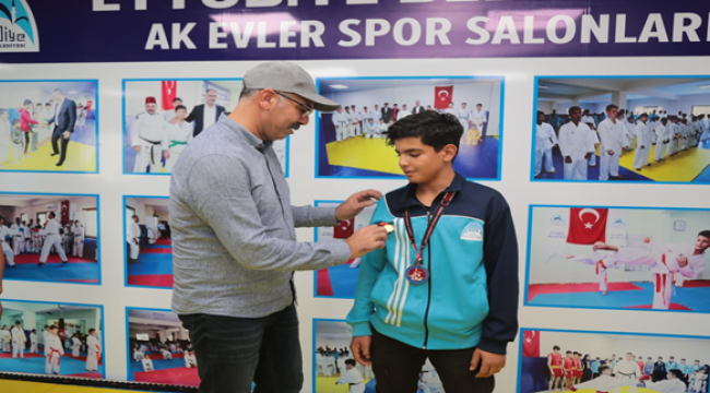 Başkan Kuş, Şampiyon Sporcuyu Ödüllendirdi