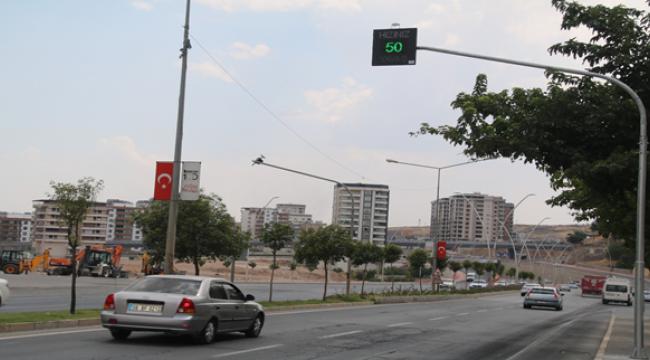 Büyükşehir'den Ana Arterlere Radarlı Hız Tespit Göstergesi 