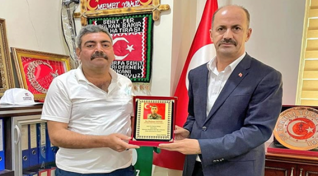 Şehit Koroç'nn Ailesinden Başkan Yavuz'a Plaket