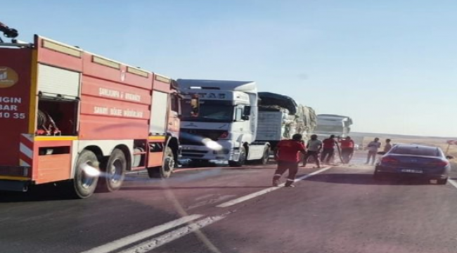 Urfa'da balya yüklü tır alev aldı