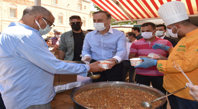 Urfa'da binlerce kişiye aşure ikram edildi