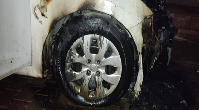 Urfa'da park halindeki araç alev alev yandı!
