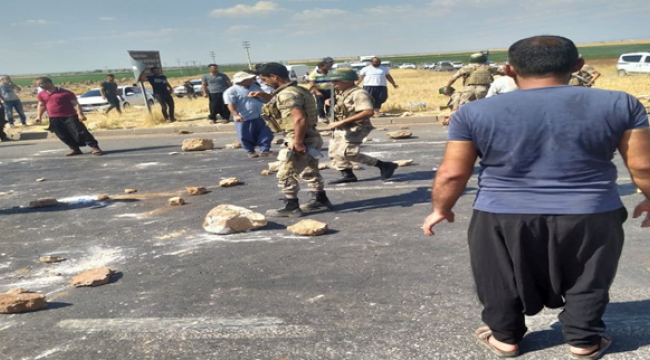 Viranşehirli çiftçiler elektrik kesintilerini protesto etti