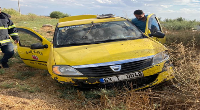 Akçakale yolunda otomobil  şarampole uçtu, 2 yaralı