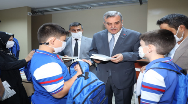 Başkan Beyazgül, Öğrencileri okulun ilk gününde yalnız bırakmadı