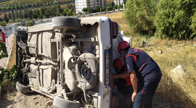 Karaköprü'de otomobil şarampole devrildi