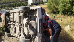 Karaköprü'de otomobil şarampole devrildi