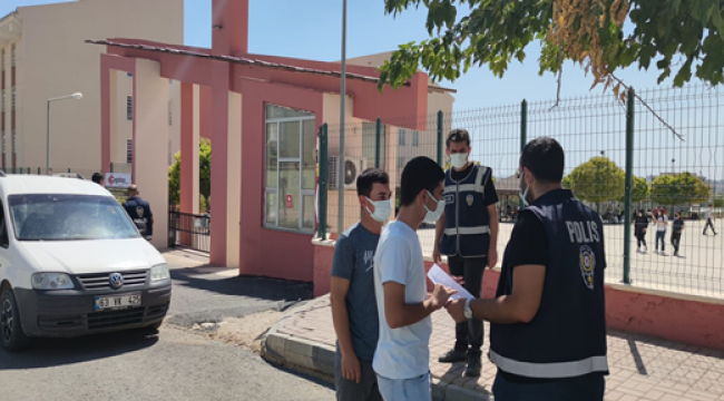 Polisler okulun ilk gününde öğrencileri yalnız bırakmadı